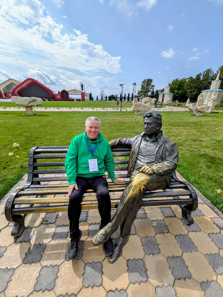 Памятник Чингизу Айтматову. 