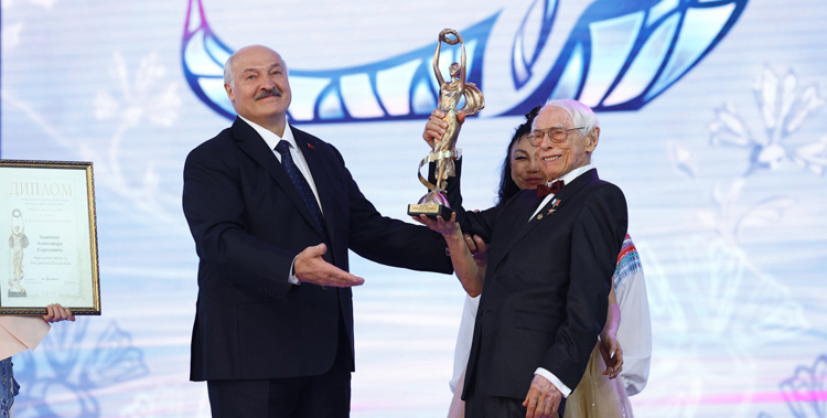 Президент Республики Беларусь Александр Лукашенко вручает награду Александру Зацепину