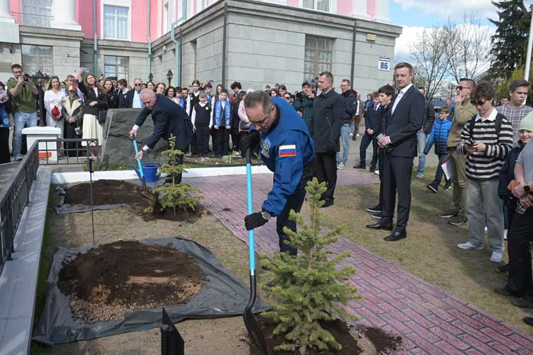 Посадка деревьев космонавтами